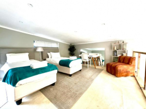 Lovely home 18km from Camps Bay, near Canal walk Mall